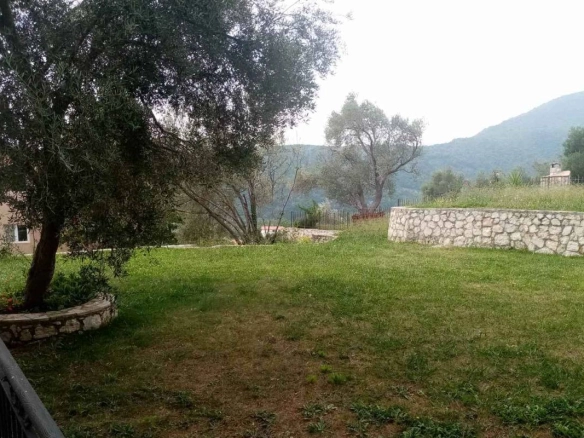 Plac 834 m² urbanizovan, blago nagnut – Markovići, Budva