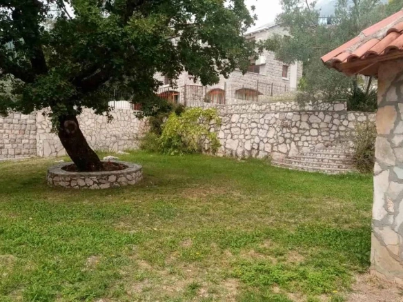 Plac 834 m² urbanizovan, blago nagnut – Markovići, Budva