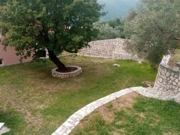 Plac 834 m² urbanizovan, blago nagnut – Markovići, Budva