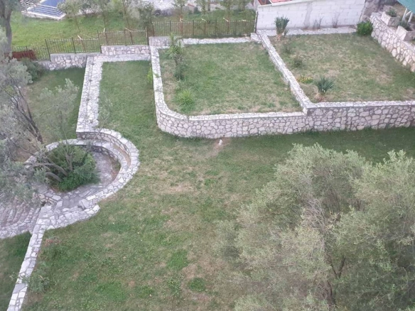 Plac 834 m² urbanizovan, blago nagnut – Markovići, Budva