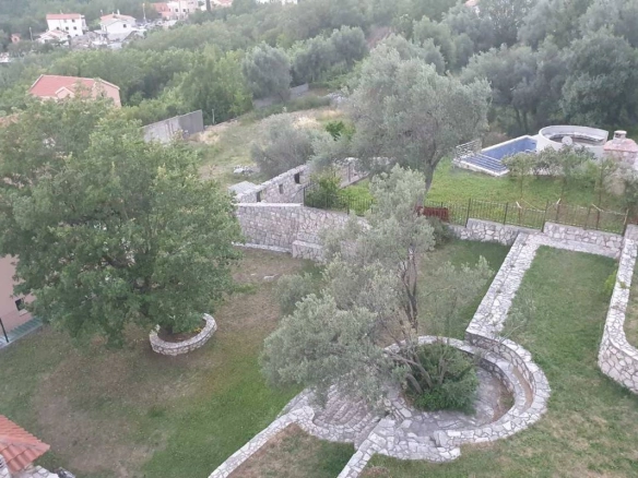 Plac 834 m² urbanizovan, blago nagnut – Markovići, Budva