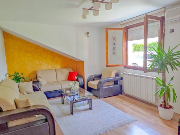 Kuća 210 m² na placu od 355 m² sa završenim prizemljem – Podgorica