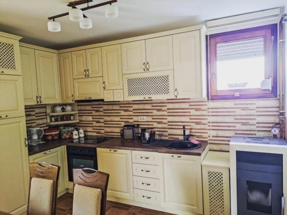 Kuća 210 m² na placu od 355 m² sa završenim prizemljem – Podgorica