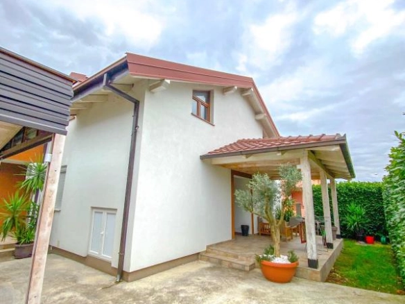 Kuća 210 m² na placu od 355 m² sa završenim prizemljem – Podgorica