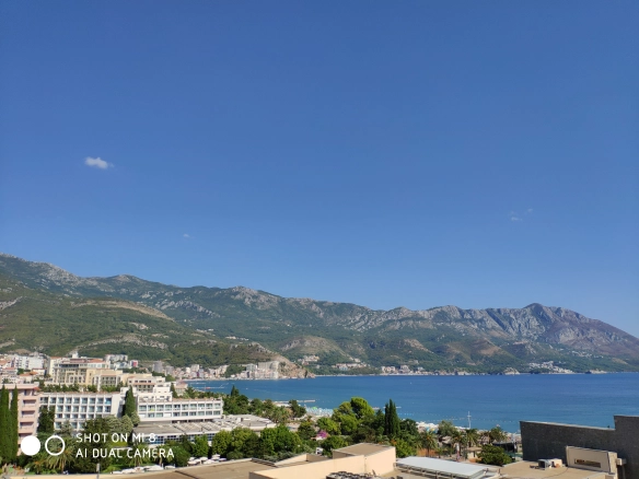 Stan 86 m² sa pogledom na more i planine – Bečići, Budva