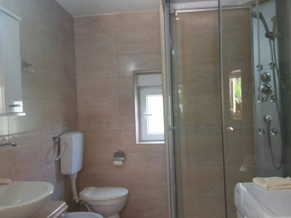 Kuća 200 m² sa dvije odvojene etaže i voćnom baštom – Kotor