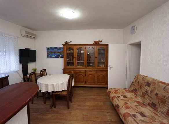 Kuća 200 m² sa dvije odvojene etaže i voćnom baštom – Kotor