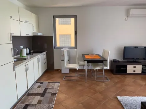 Izdavanje: Jednosoban stan 56 m² u aparthotelu na prvoj liniji – Dobra Voda, Bar