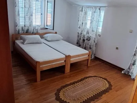 Izdavanje: Dvosoban stan 80 m² sa terasom i pogledom na Sveti Stefan – Budva
