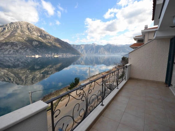 Stan 235 m² sa pogledom na more i planine – Kotor