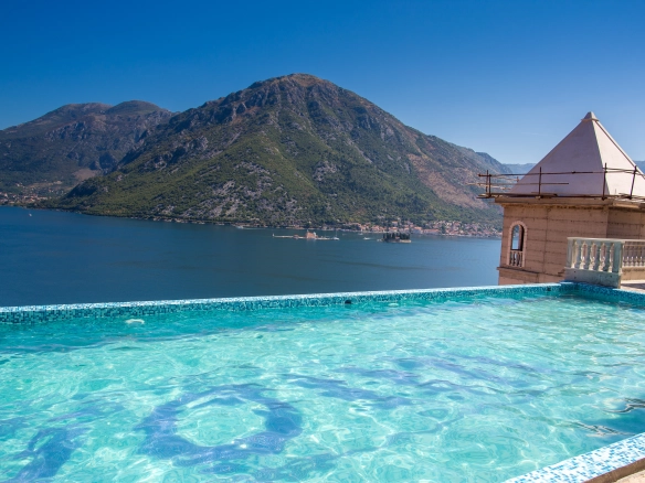 Stan 235 m² sa pogledom na more i planine – Kotor