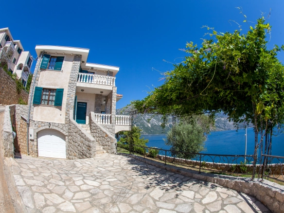 Stan 235 m² sa pogledom na more i planine – Kotor