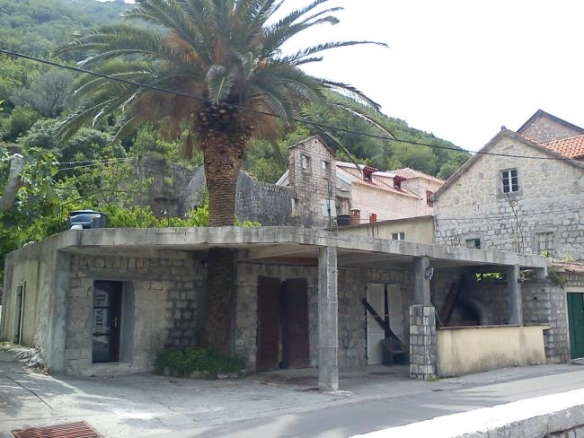 Kuća 241 m² na placu za rekonstrukciju na prvoj liniji – Stoliv, Kotor