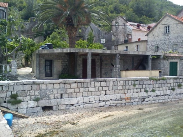 Kuća 241 m² na placu za rekonstrukciju na prvoj liniji – Stoliv, Kotor
