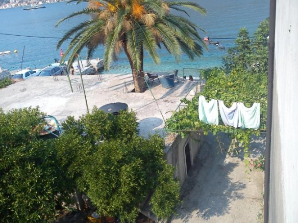 Kuća 241 m² na placu za rekonstrukciju na prvoj liniji – Stoliv, Kotor