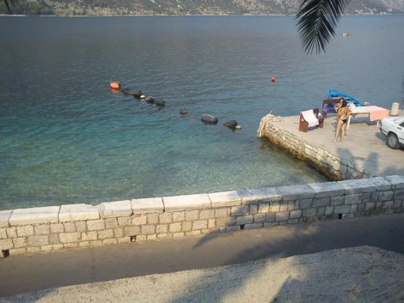 Kuća 241 m² na placu za rekonstrukciju na prvoj liniji – Stoliv, Kotor
