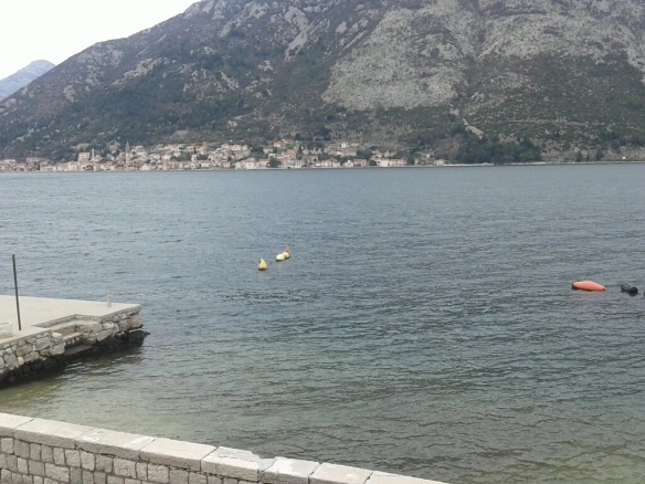 Kuća 241 m² na placu za rekonstrukciju na prvoj liniji – Stoliv, Kotor