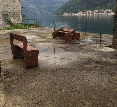 Kuća 241 m² na placu za rekonstrukciju na prvoj liniji – Stoliv, Kotor