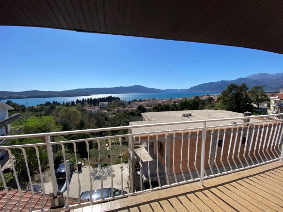 Stan 180 m² sa pogledom na more i planine – Tivat