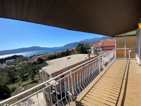 Stan 180 m² sa pogledom na more i planine – Tivat