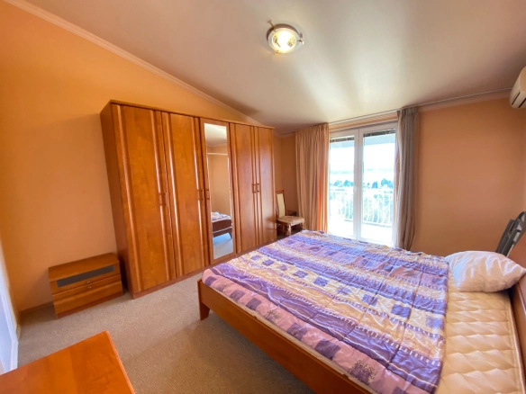 Stan 180 m² sa pogledom na more i planine – Tivat