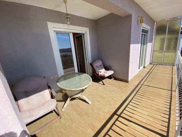 Stan 180 m² sa pogledom na more i planine – Tivat