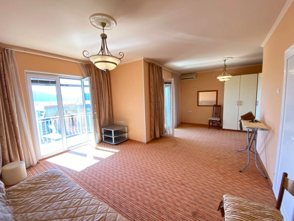 Stan 180 m² sa pogledom na more i planine – Tivat