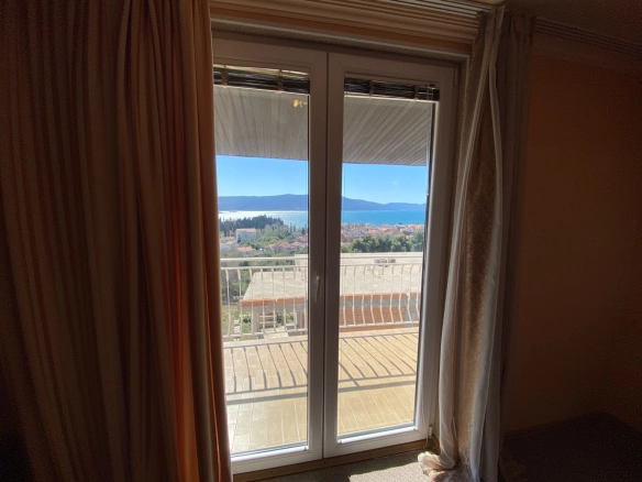 Stan 180 m² sa pogledom na more i planine – Tivat
