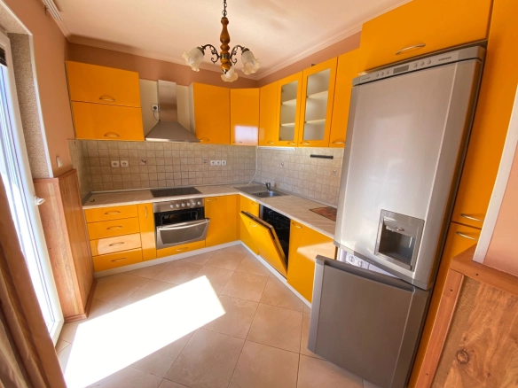 Stan 180 m² sa pogledom na more i planine – Tivat