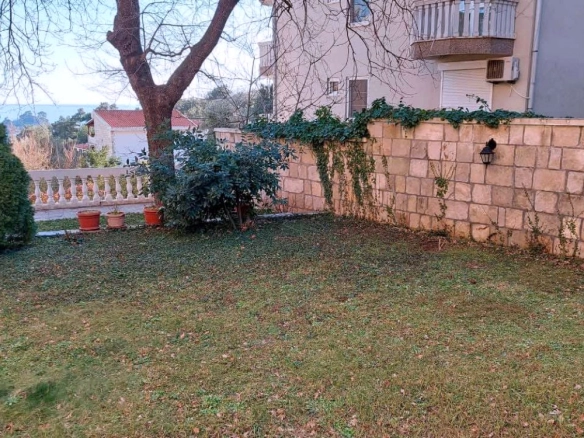 Stan 288 m² sa pogledom na more i planine – Petrovac, Budva