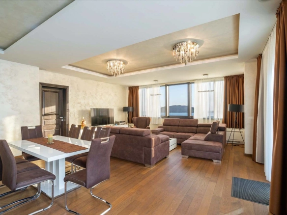 Stan 396 m² sa pogledom na more i planine – Budva