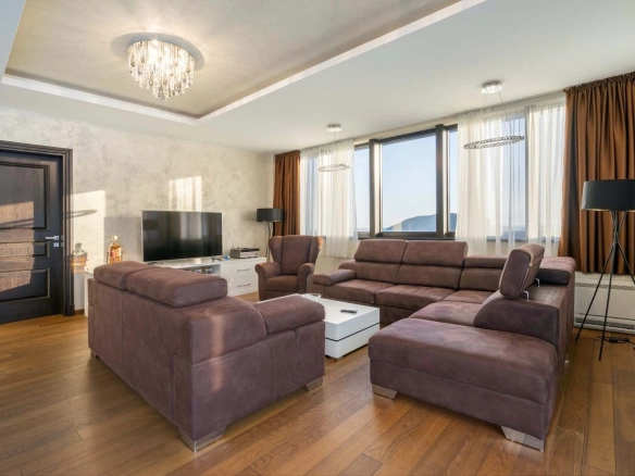 Stan 396 m² sa pogledom na more i planine – Budva