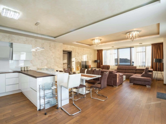 Stan 396 m² sa pogledom na more i planine – Budva
