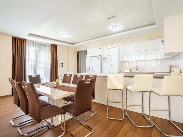 Stan 396 m² sa pogledom na more i planine – Budva