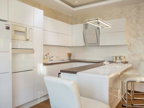 Stan 396 m² sa pogledom na more i planine – Budva
