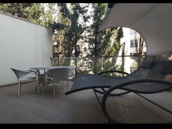 Stan 80 m² na drugom spratu sa liftom i namještajem – Budva