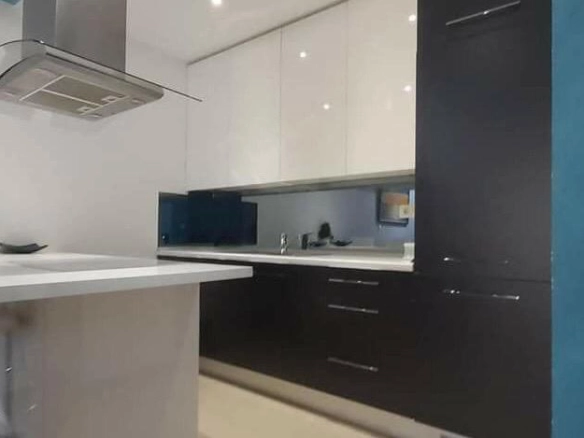 Stan 80 m² na drugom spratu sa liftom i namještajem – Budva
