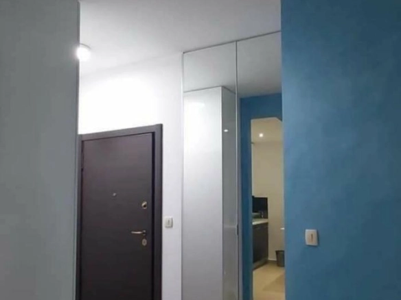 Stan 80 m² na drugom spratu sa liftom i namještajem – Budva