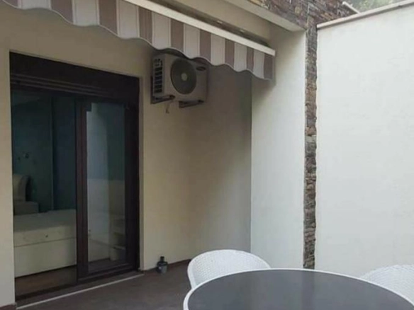 Stan 80 m² na drugom spratu sa liftom i namještajem – Budva