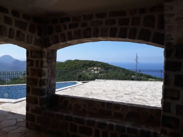 Kuća 466 m² u pastoralnom stilu sa bazenom – Petrovac, Budva