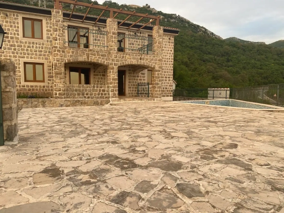 Kuća 466 m² u pastoralnom stilu sa bazenom – Petrovac, Budva