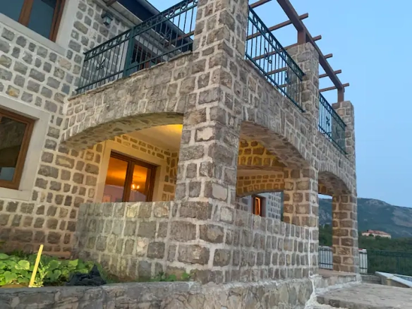 Kuća 466 m² u pastoralnom stilu sa bazenom – Petrovac, Budva