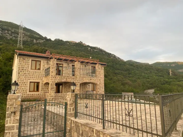 Kuća 466 m² u pastoralnom stilu sa bazenom – Petrovac, Budva