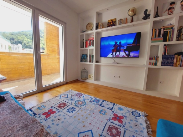 Stan 67 m² sa pogledom na planine – Budva