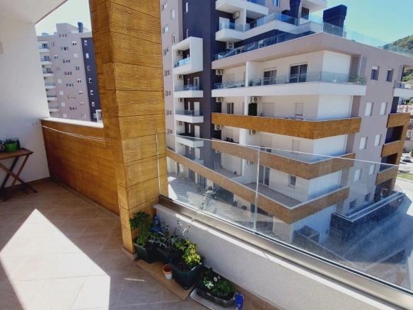 Stan 67 m² sa pogledom na planine – Budva