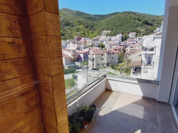 Stan 67 m² sa pogledom na planine – Budva
