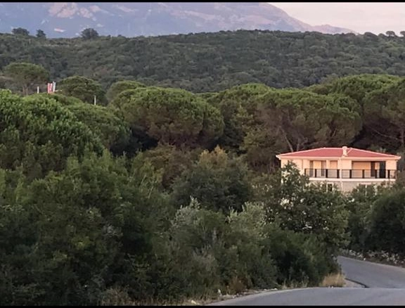 Kuća 200 m² sa pogledom na planine i placom 750 m² – Krimovica, Kotor