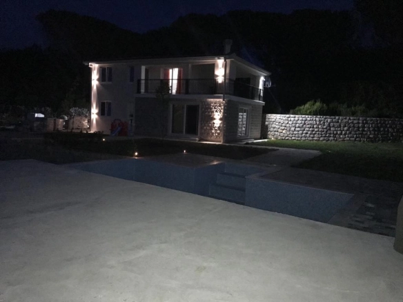 Kuća 200 m² sa pogledom na planine i placom 750 m² – Krimovica, Kotor