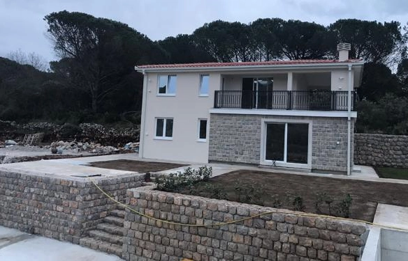 Kuća 200 m² sa pogledom na planine i placom 750 m² – Krimovica, Kotor