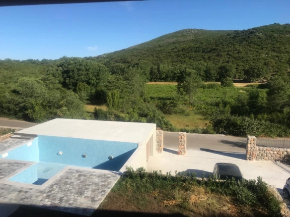 Kuća 200 m² sa pogledom na planine i placom 750 m² – Krimovica, Kotor